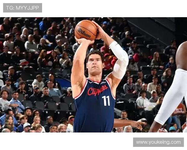 布鲁克洛佩斯：从篮筐之下的巨人到NBA赛场的传奇之路